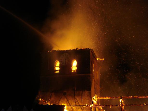 kerk in brand galmaarden 01